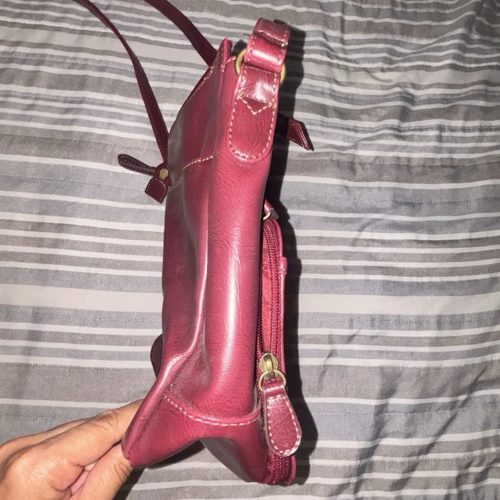 Relic Burgundy Crossbody Bag Zip Adjustable Strap Inner Pockets Gold Hardware